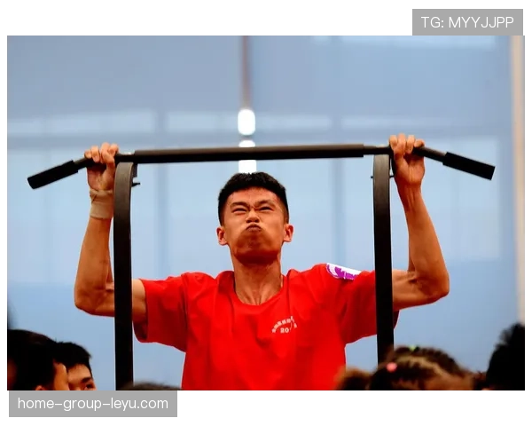 单指引体向上：一根手指吊起全身，单手引体向上怎么发力