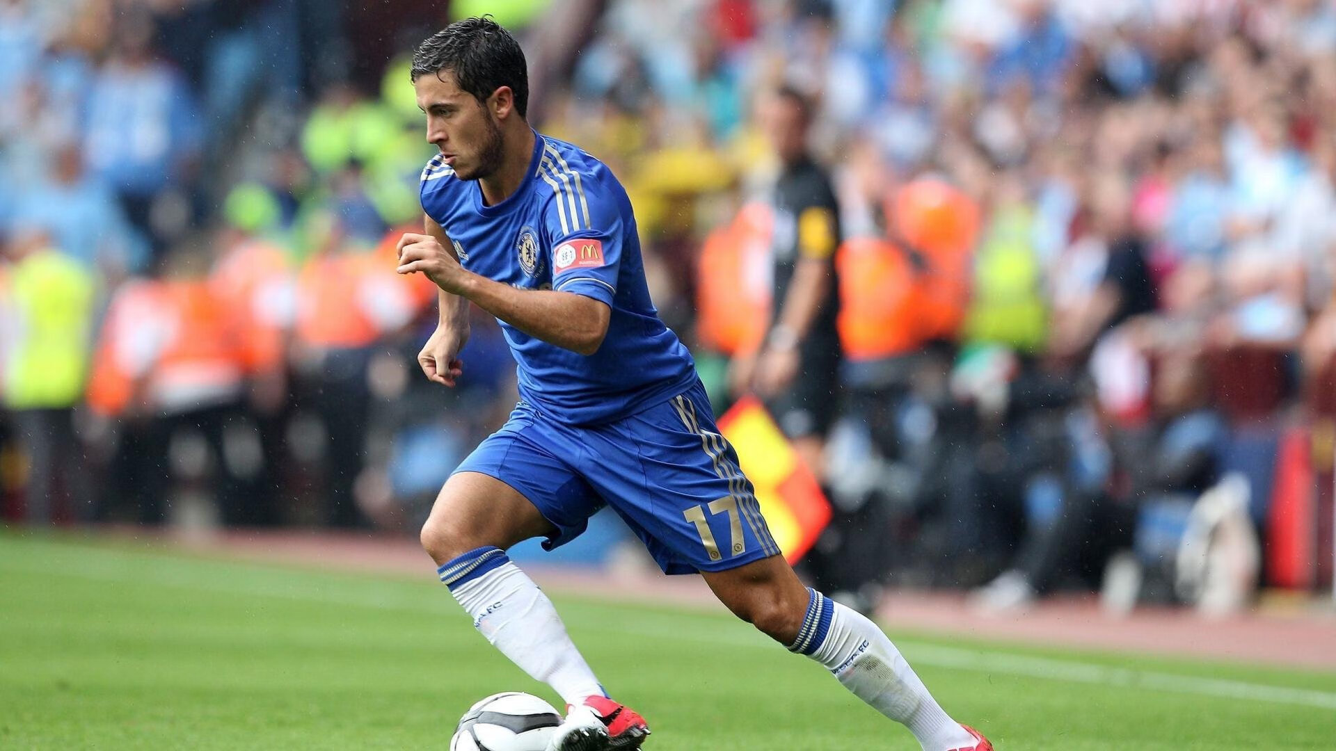 “腰旗橄榄球：东部新区赛场充满热血与战术”