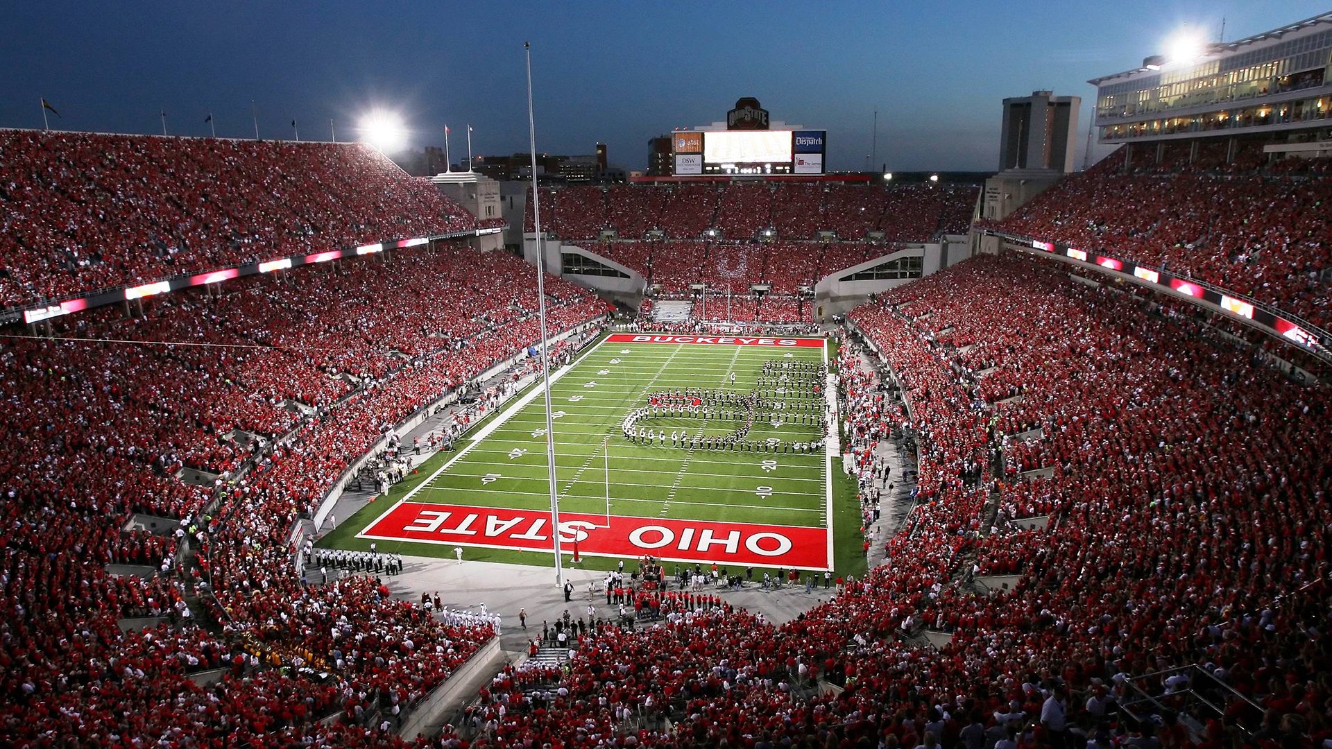 “腰旗橄榄球：东部新区赛场充满热血与战术”